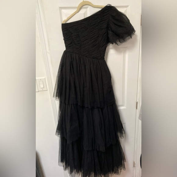 🖤 Tulle One Shoulder Gown - Picture 3 of 4